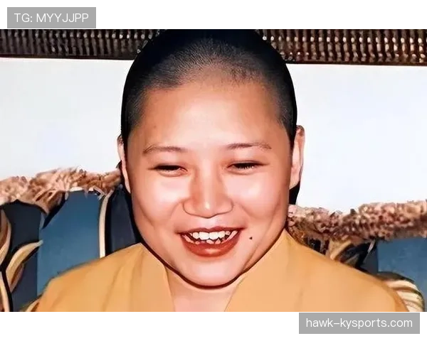 李娜家里早餐摆设比我整个月工资还讲究，茶杯那排看着就心慌